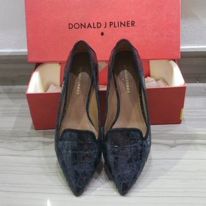 {Donald J Pliner} pewter/black flats